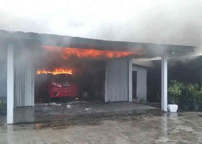 Rumah Warga Desa Perawas Tanjungpandan Nyaris Ludes, Honda Jazz Ikut Terbakar