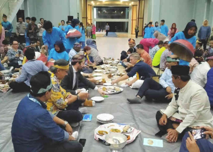 Delegasi WOA 2022 Makan Bedulang di Musuem Maritim Belitung, Terkesan Disambut Hangat