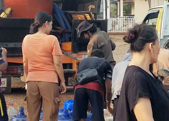 Kemarau Panjang, BPBD Beltim Salurkan 10 Ton Air Bersih ke Warga