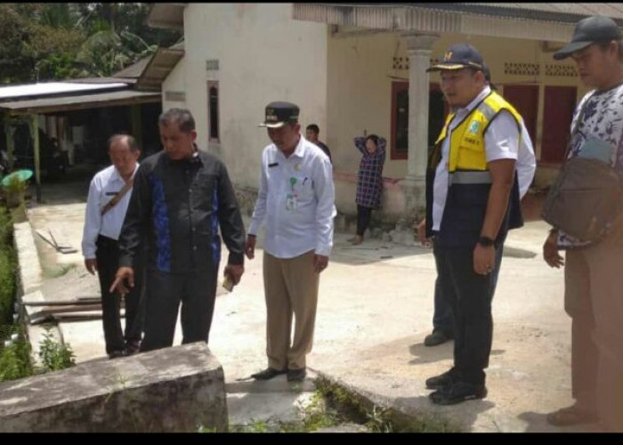 Jalan di Kecamatan Belinyu Rusak, Romlan Turun Lapangan Cek  Jalan di Air Kacip 