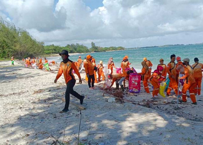 Peringati HSPN 2023, DLH Belitung Kerja Bakti Massal di Pantai Tanjung Tinggi