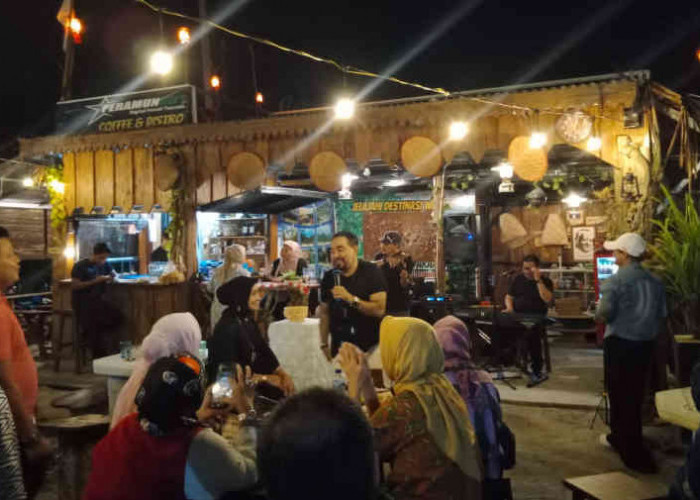 Pedangdut Tommy Ali Hibur Pengunjung Kafe Peramun Tanjungpandan, Puji Belitung Sangat Asri