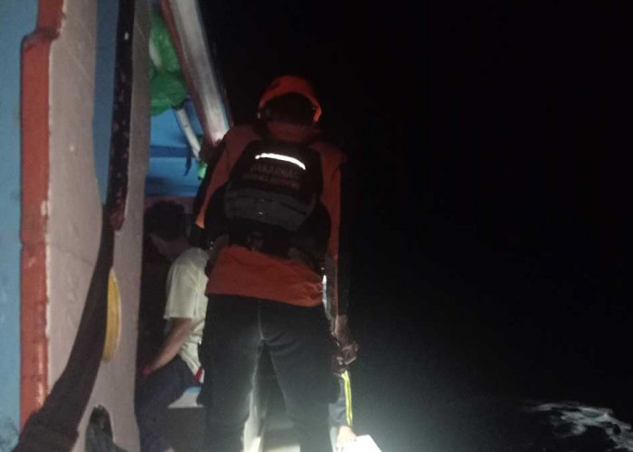 ABK Jatuh di Selat Karimata, Tim Basarnas Belitung Timur Cari ABK Asal Dendang Hingga Malam