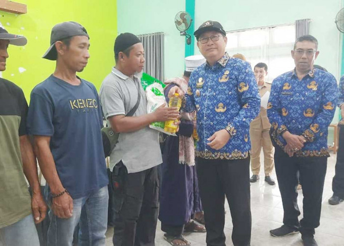 Meski Anggaran Defisit, Bupati Beltim Tetap Salurkan 500 Paket Bantuan untuk Nelayan 