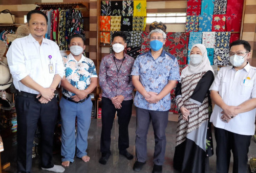 Deputi 3 Kantor Staf Presiden Kunjungi UMKM Batik HD Noto Desa Keciput