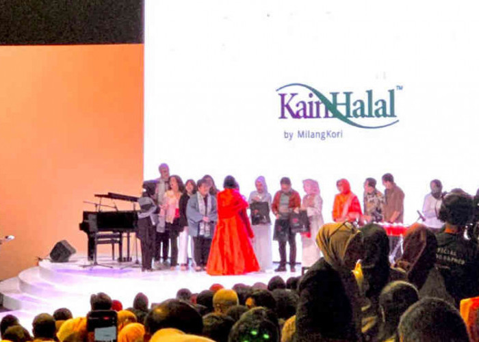 Kain Tenun Bersertifikasi Halal Pertama Dipamerkan di Ajang Indonesia Fashion Week 2023