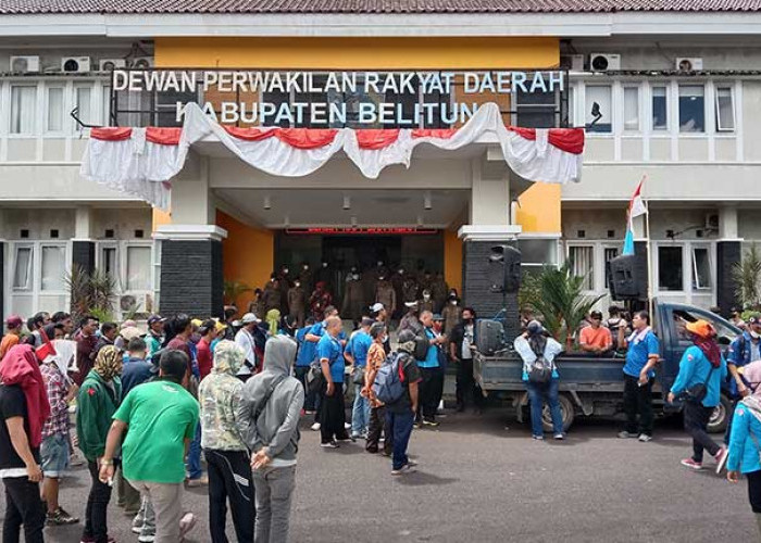 Ratusan Buruh Serbu Gedung DPRD Belitung, Tuntut Cabut UU Omnibuslaw