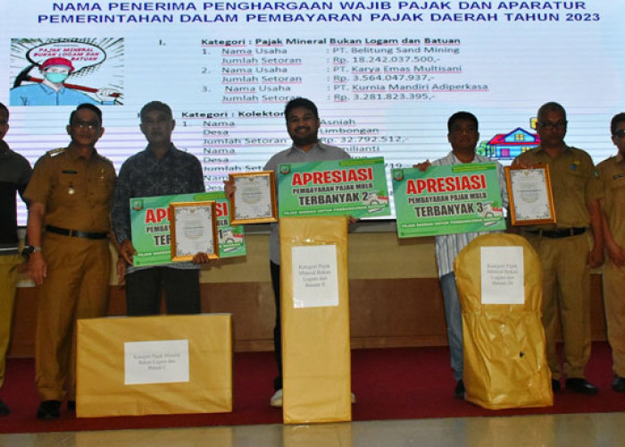 Bupati Belitung Timur Serahkan Penghargaan kepada Sembilan Wajib Pajak Daerah 
