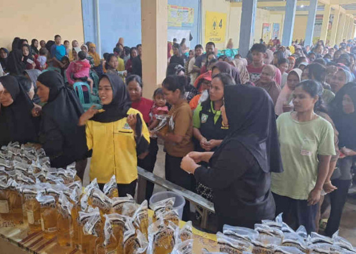 Partai Golkar Gelar Tebus Murah Minyak Goreng, 8000 Liter Ludes dalam Sehari di Pulau Belitung