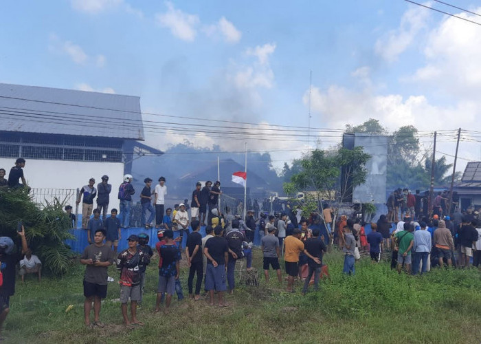 Demo Penambang Beltim Memanas, Massa Lempari Gudang PT Timah dan Bakar Ban
