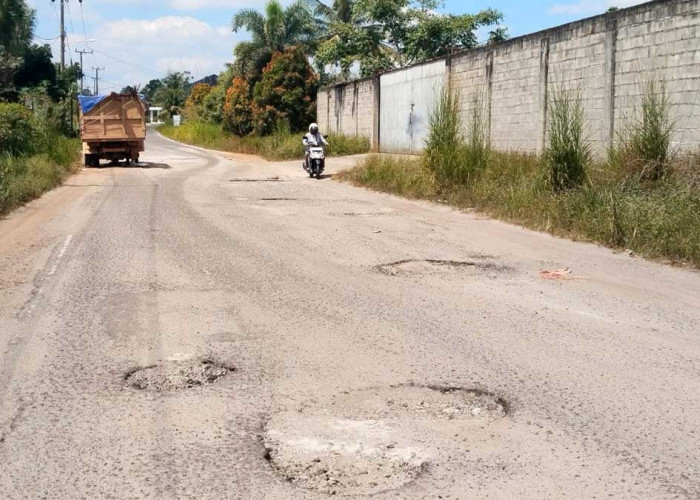 Jalan Aik Bulo Belitung Rusak Bertahun-tahun, Warga Pertanyakan Kapan Diperbaiki