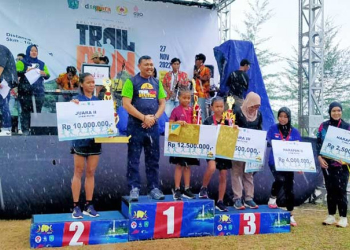 2 Sahabat Siswi SD Ini Juara Belitung Geopark Trail Run 2022