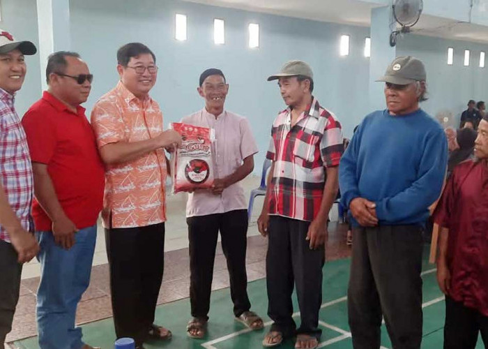 Anggaran Terbatas, Bupati Beltim Tetap Bantu Nelayan dan Warga Kurang Mampu