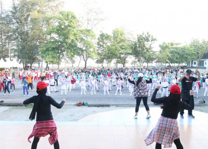 Ratusan Warga Belitung Antusias Ikuti Senam Ala Dahlan Iskan di HUT ke-11 Belitong Ekspres