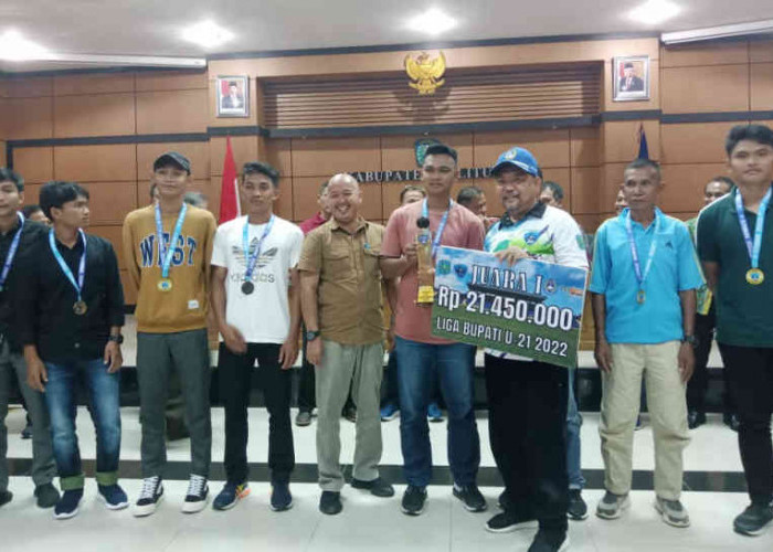 Hadiah dan Piala Akhirnya Diserahkan Kepada Juara Liga Bupati Belitung Cup 2022