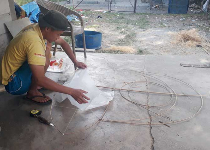 Melihat Proses Pembuatan Layang-layang Tradisional  di Dusun Air Pelempang Timur, Kelpin Kaya Kreatifitas 