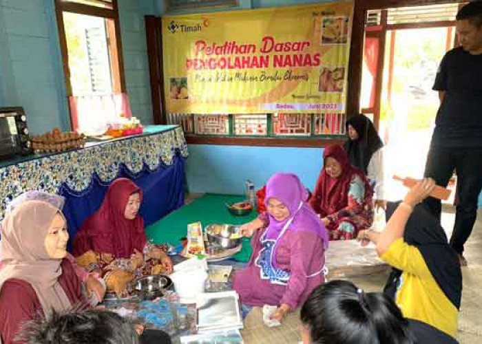 PT Timah Tbk Bantu Kelompok 2Y Desa Badau Kembangkan Produk Olahan Nanas