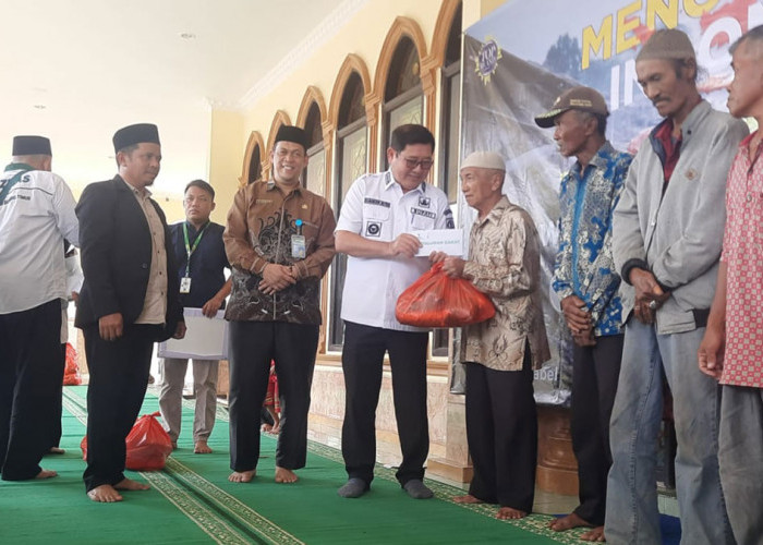 Ratusan Warga Beltim Terima Bantuan dari Baznas Babel, Ini Harapan Bupati