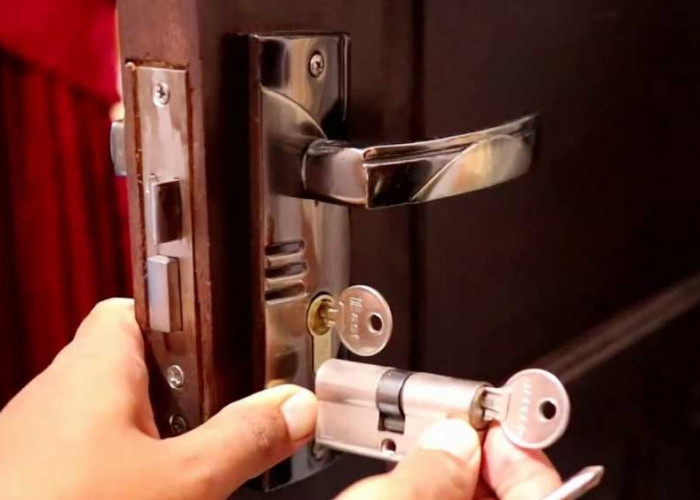 Jangan Panik! 4 Cara Memperbaiki Kunci Pintu yang Macet Tanpa Merusak