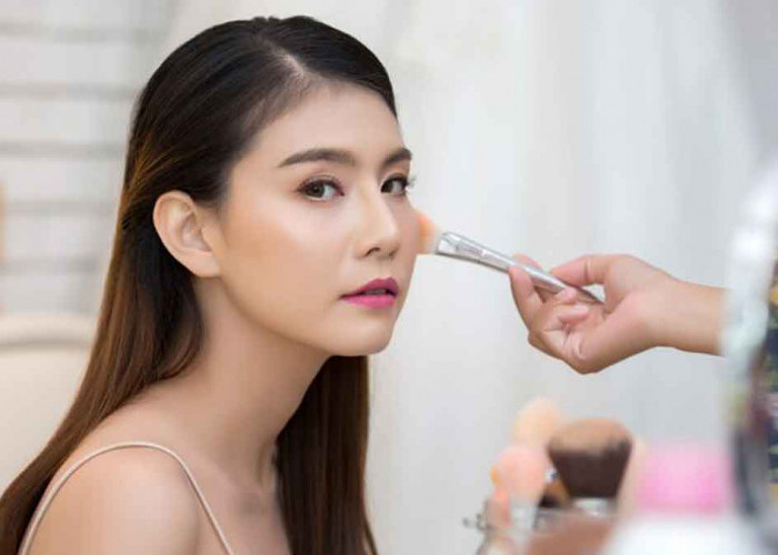 4 Rekomendasi Bedak Khusus Usia 50 Tahun ke Atas, Makeup Lebih Tahan Lama dan Flawless