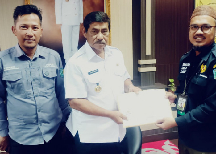 Pimpinan Baznas Belitung Serahkan Laporan ZIS 2022 ke Bupati