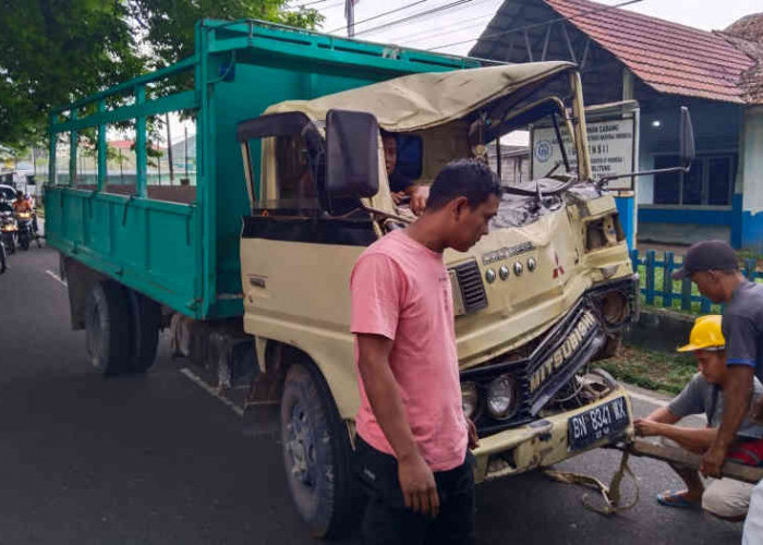 Setir Rusak, Truk Tabrak Tiang Listrik di Jalan  Air Bulo Tanjungpandan, Begini Nasib Sopir