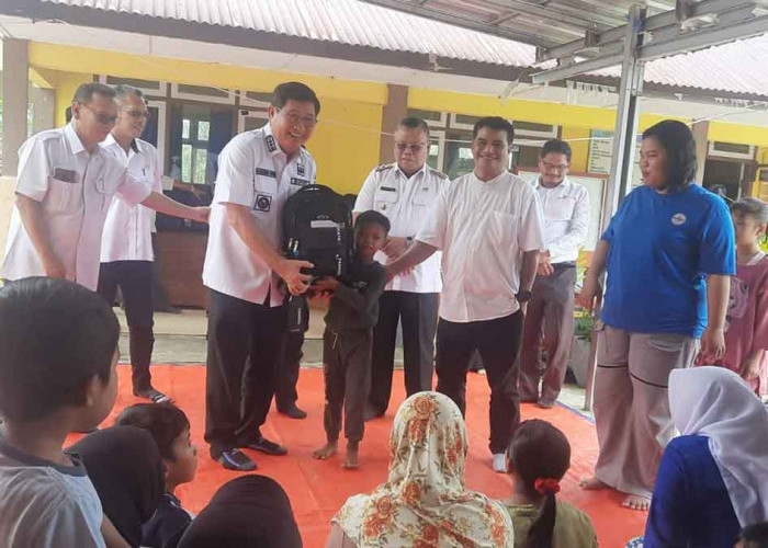 120 Siswa dan Guru Pulau Terpencil Beltim Terima Bantuan Sekolah dari Dindik & CSR Bupati