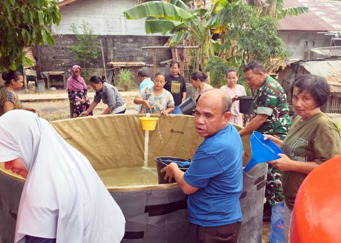 Warga Belitung Krisis Air Bersih, Babinsa Turun Salurkan Bantuan