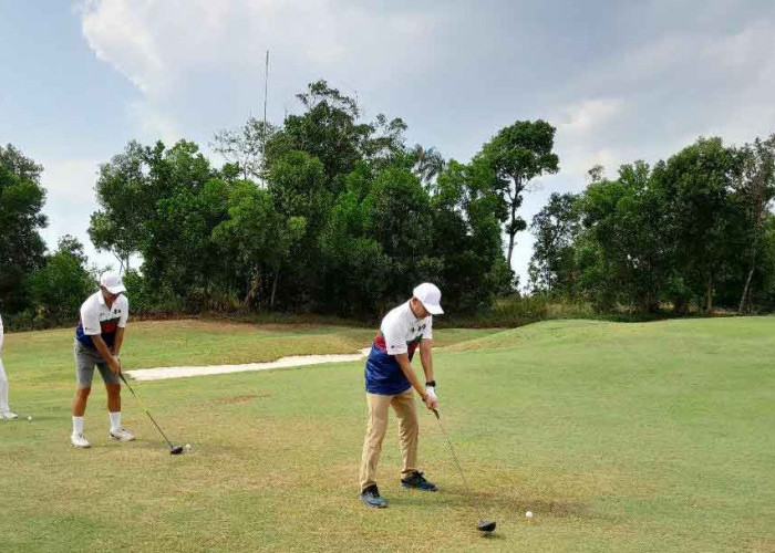 Birdie di Hol 17, Menparekraf Saat Terkesan Jajal Lapangan Golf Belitung Bernuansa Geopark