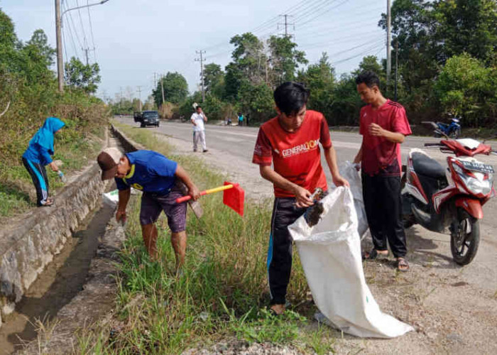 Pemdes Badau Gotong Royong Bersihkan Sampah, Pasang Spanduk Jelang G20 Belitung