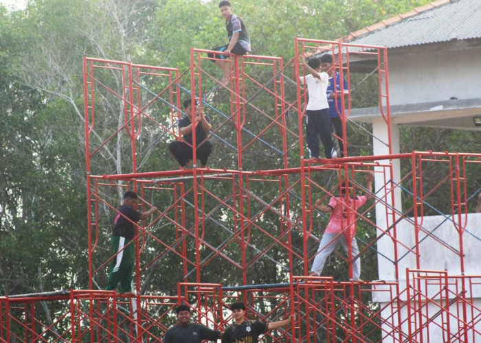Panggung Gembira Santri Bahrul Ulum Capai 15 Meter, Konser Band Pun Kalah