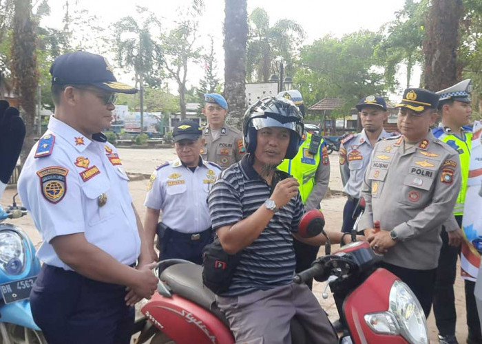 Dishub dan Polres Beltim Bagikan Helm Gratis, Ingatkan Pentingnya Keselamatan