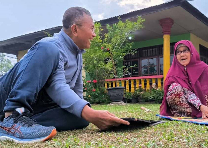 Berbagi Cerita, Dahlan Iskan Pilih Lesehan di Rumput Bareng Bu Muslimah