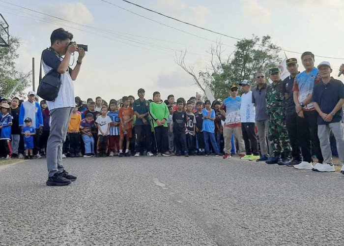 Ribuan Warga Padati Jalan Santai HUT RI di Gantung, Panitia Sampai Tambah Kupon Doorprize