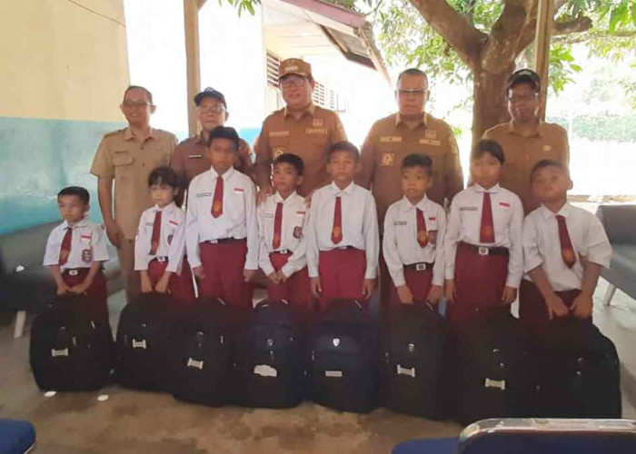 Bupati Beltim Serahkan Bantuan Sekolah di SDN 4 Damar, Tekankan Pentingnya Cegah Bullying