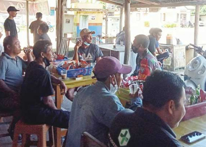 Pererat Silaturahmi, Sertu Yusup Komsos dengan Masyarakat Desa Padang Kandis