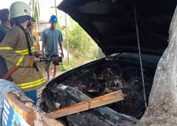 Mesin Mobil Faruq Terbakar di Kelurahan Tanjungpendam
