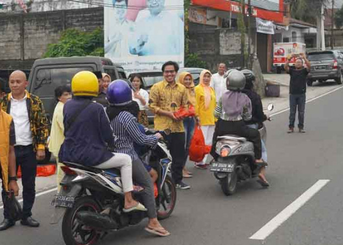 DPD Golkar Belitung Bagikan Takjil Gratis kepada Pengguna Jalan