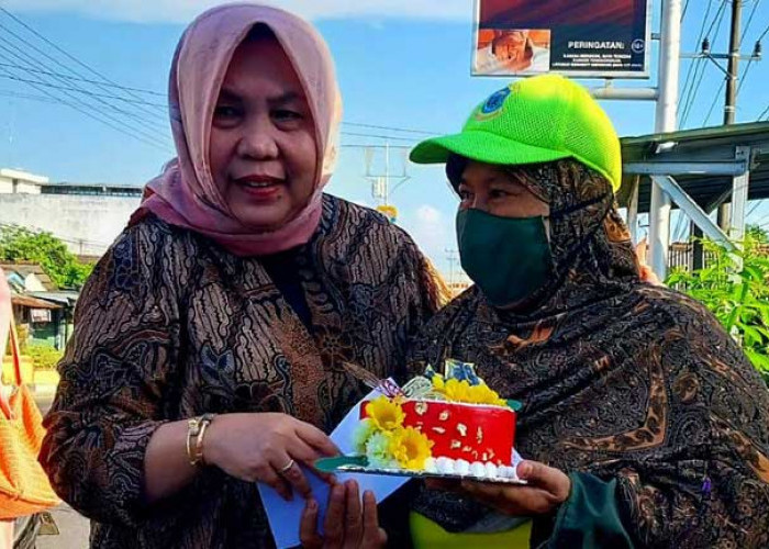 Belasan Tahun Jadi Tukang Sapu, Maryamini Dapat Surprise Sekda Kota Pangkalpinang