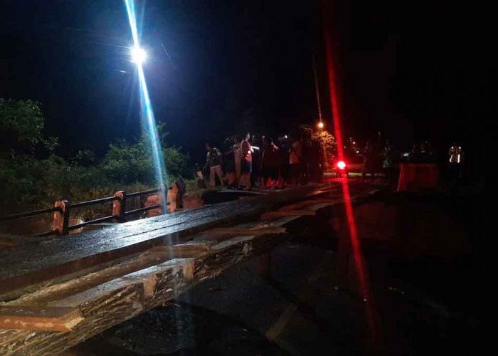 Sempat Lumpuh, Jembatan Darurat Jalan Aik Ruak Beltim Kini Bisa Dilintasi Motor