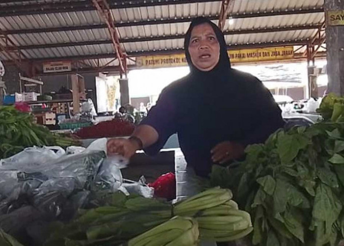 Pasar Gantung Beltim Masih Sepi Usai Demo Penambang, Mak Esy Pilih Berbagi Rezeki