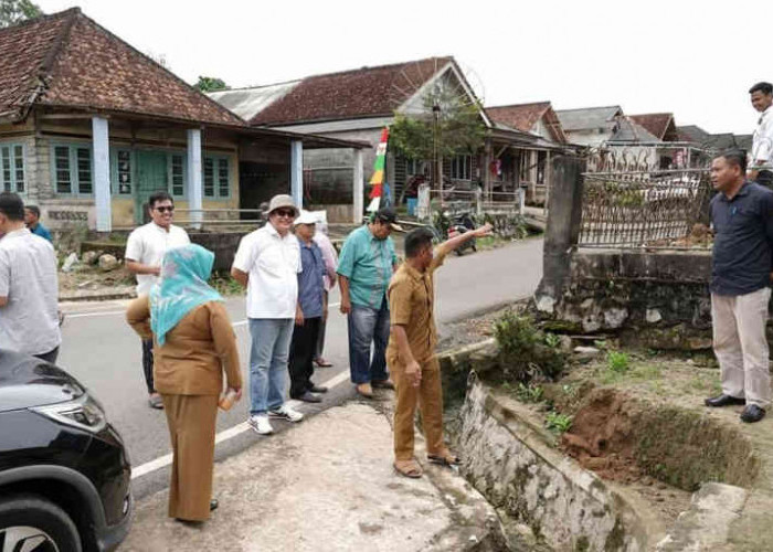 Firmansyah Levi Tinjau Ruas Jalan Desa Delas Air Gegas, Pastikan Infrastruktur Aman Sesuai Standar