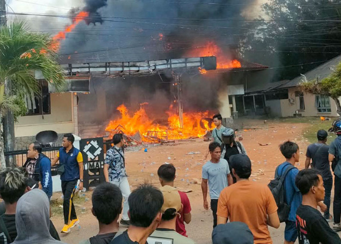 Ricuh! Massa Penambang Bakar Kantor Unit PT Timah di Gantung Belitung Timur