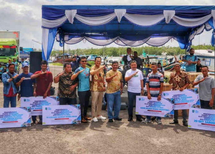Dinas Perikanan Serahkan Bantuan Perikanan Kepada Masyarakat Nelayan
