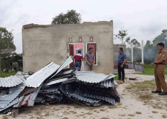 PT SWP Berikan Perhatian Rumah Warga Desa Cendil Terdampak Puting Beliung