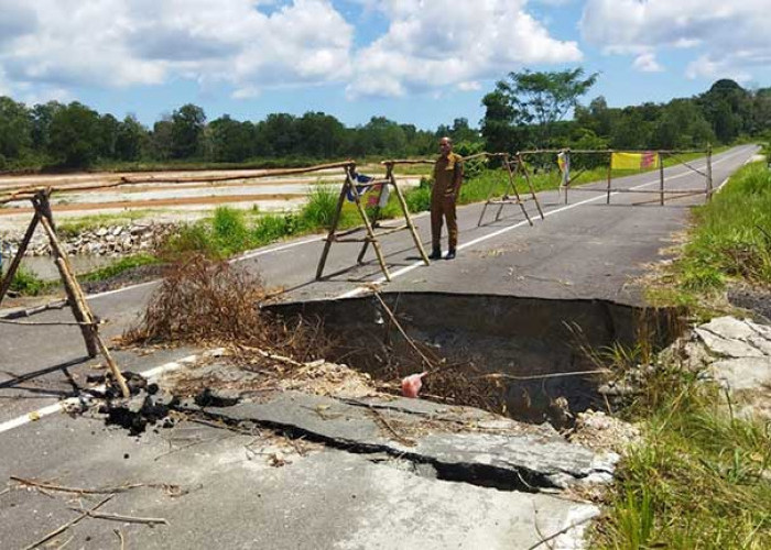 Bahaya! Jalan Murai Nyaris Putus, DPUPR Belitung Terkendala Arus Deras untuk Perbaikan
