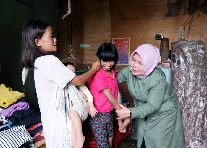 Sekda Pangkalpinang Radmida Sambangi dan Bantu Keluarga Sukarni