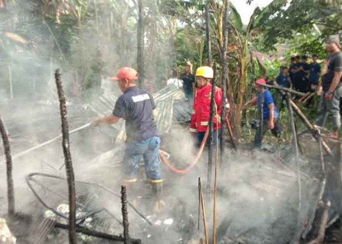  Kasihan, Rumah Panggung Kelurahan Pangkallalang Ludes Terbakar