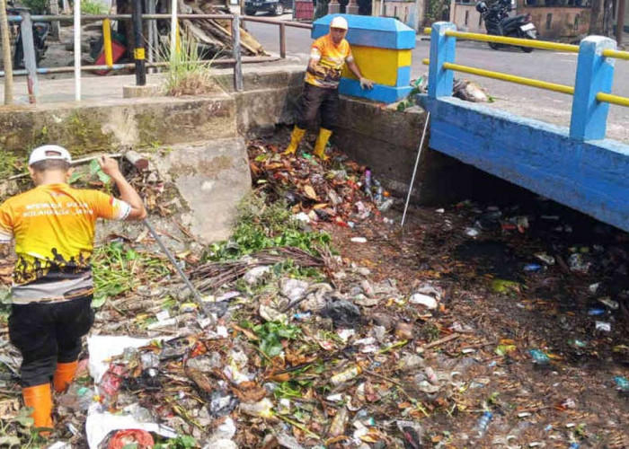 Hujan Deras Ancam Saluran Air di Belitung, DLH Turun Bersihkan Sampah