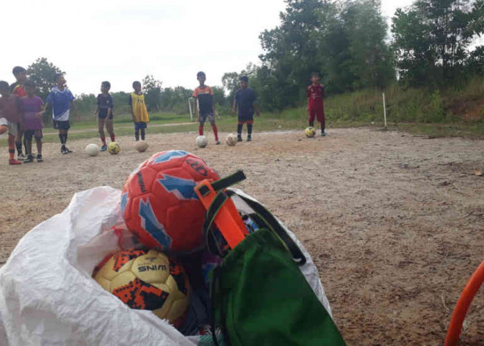 Bintara Tenda Peduli Dunia Olahraga Belitung, Bantu Perlengkapan Sepak Bola Klub PSV